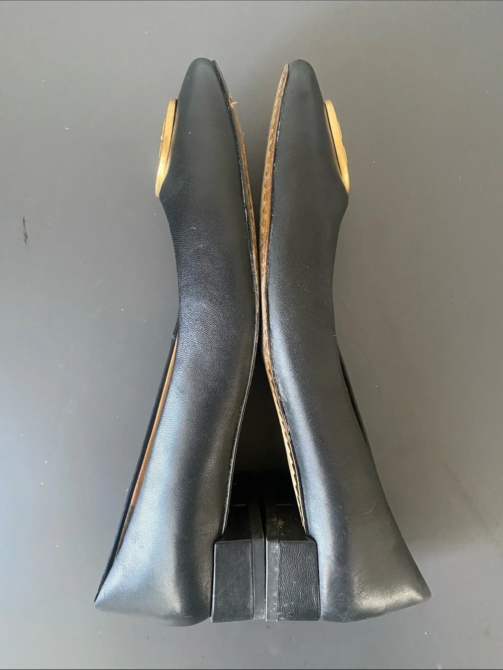 Tory Burch Signature Black Leather Ballet Flats Gold Logo Medallion Sz 7.5 Chic